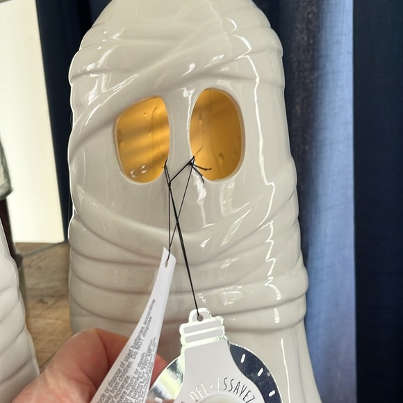 Goblins and ghouls, mommy ghosts, one large one small net great for Halloween - Picture 4 of 5